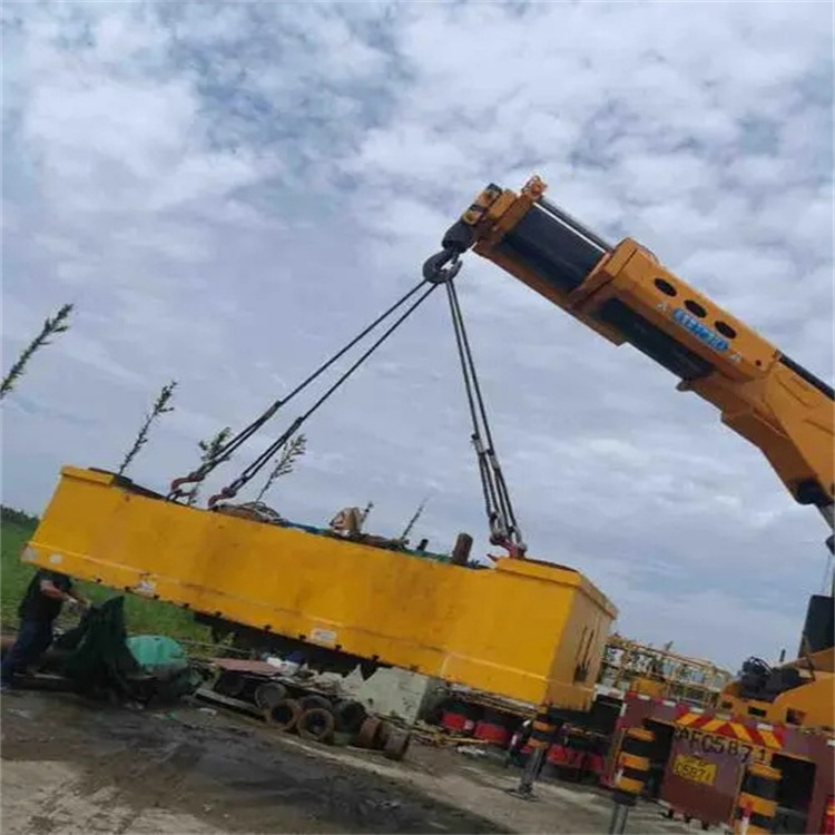 麻城吊运集装箱的吊车